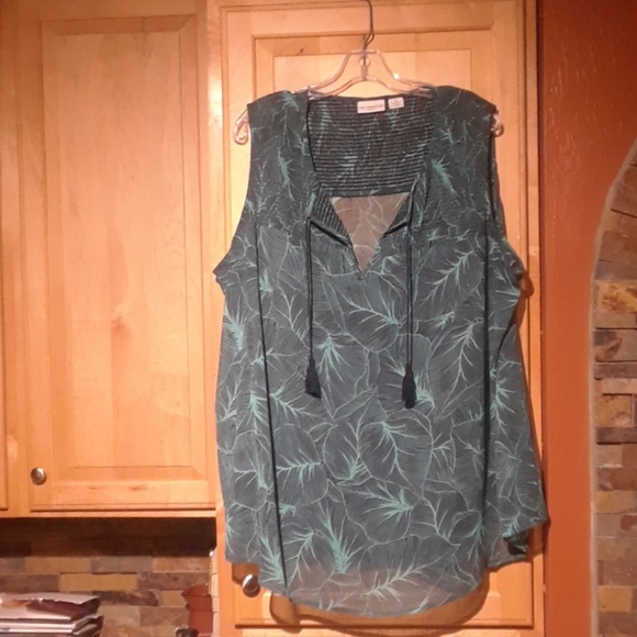 Liz Claiborne Tops - Liz Claiborne Floral Print Sleeveless Tank Top